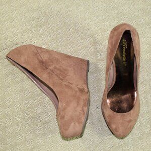 NEW Breckelle's Women's Sz 8 Brown Faux Suede Wedge 5.5" High Heels
